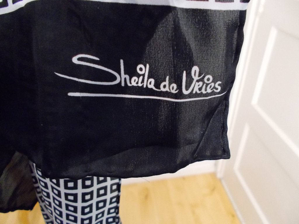Mooie 100% silk sjaal van designer Sheila de Vries, Verzenden, Zo goed als nieuw, Maat 38/40 (M), Sjaal