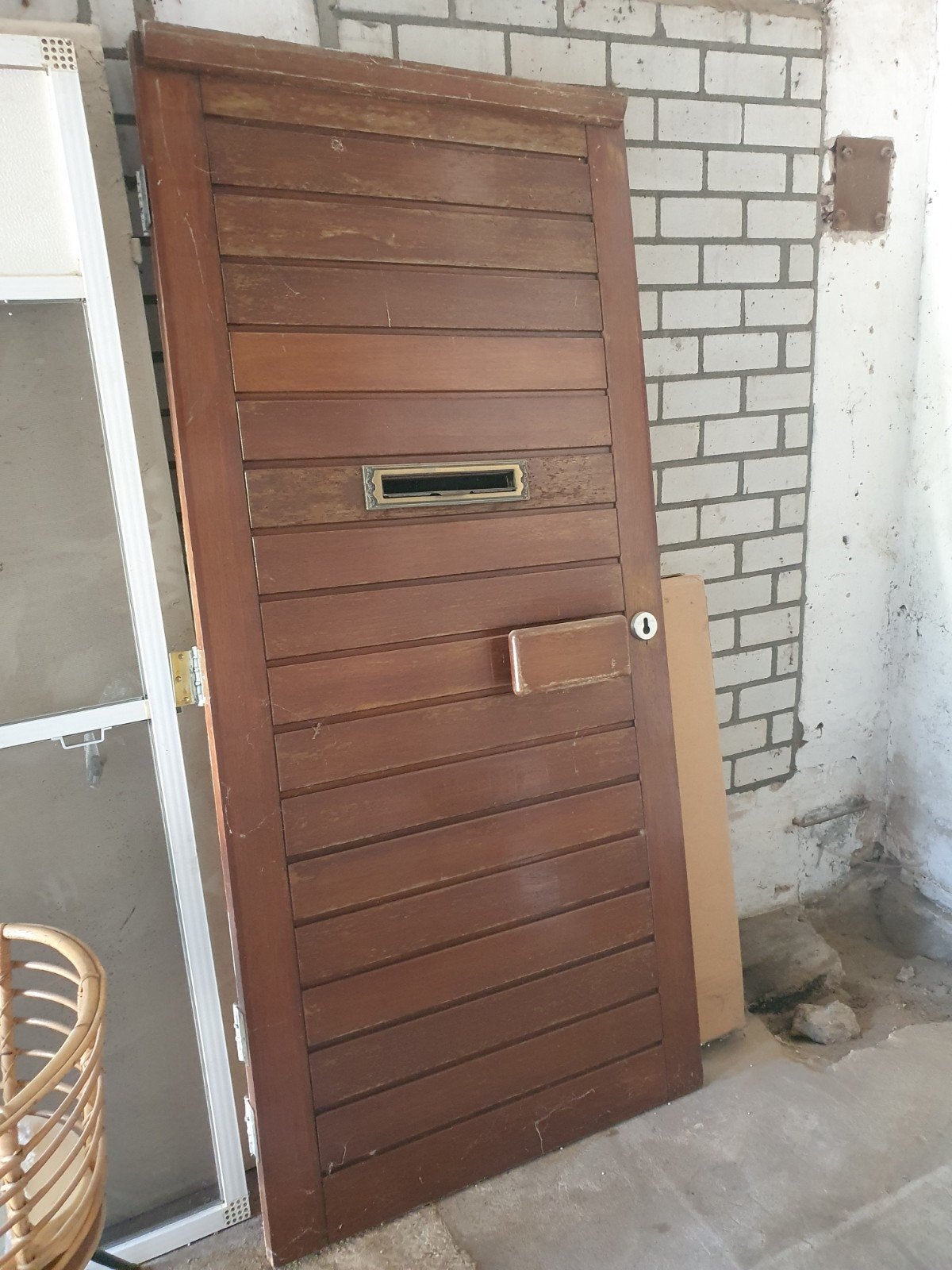 Massieve houten buitendeur met brievenbus en klink, Ophalen, Gebruikt, 80 tot 100 cm, Buitendeur