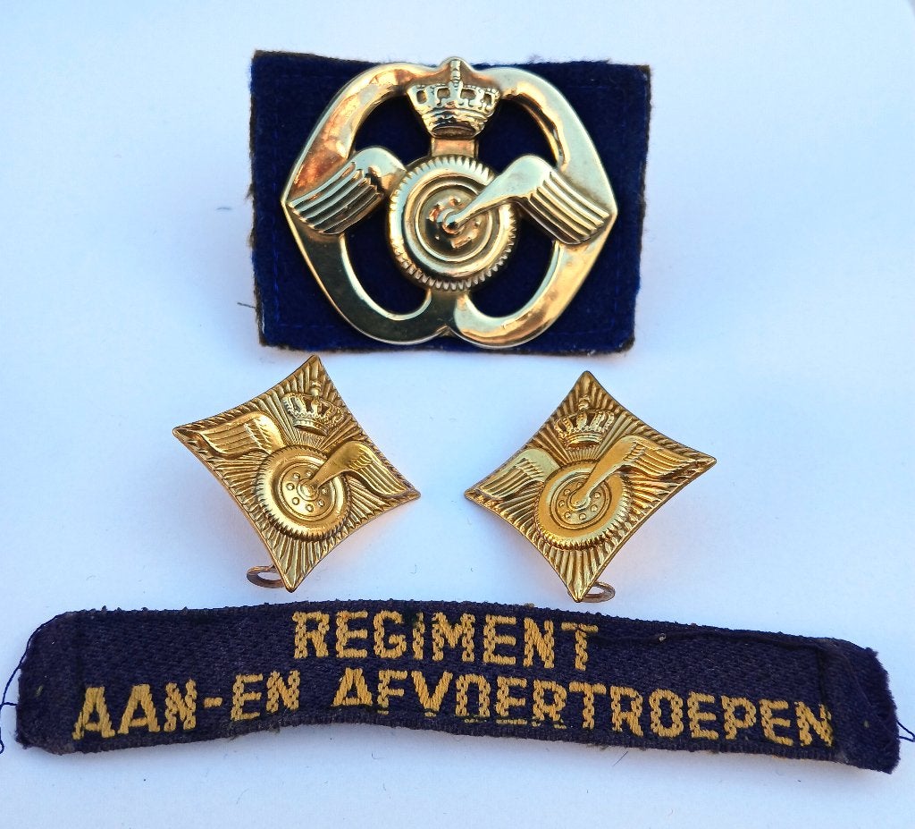 Baretembleem AAT, 1948-48, buiglippen, Ophalen of Verzenden, Landmacht, Nederland, Embleem of Badge