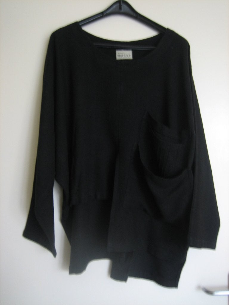 Mooie a-symmetrische zwarte blouse VAN DE LOOY XL snazzeys, Verzenden, Zwart, Maat 46/48 (XL) of groter, Nieuw
