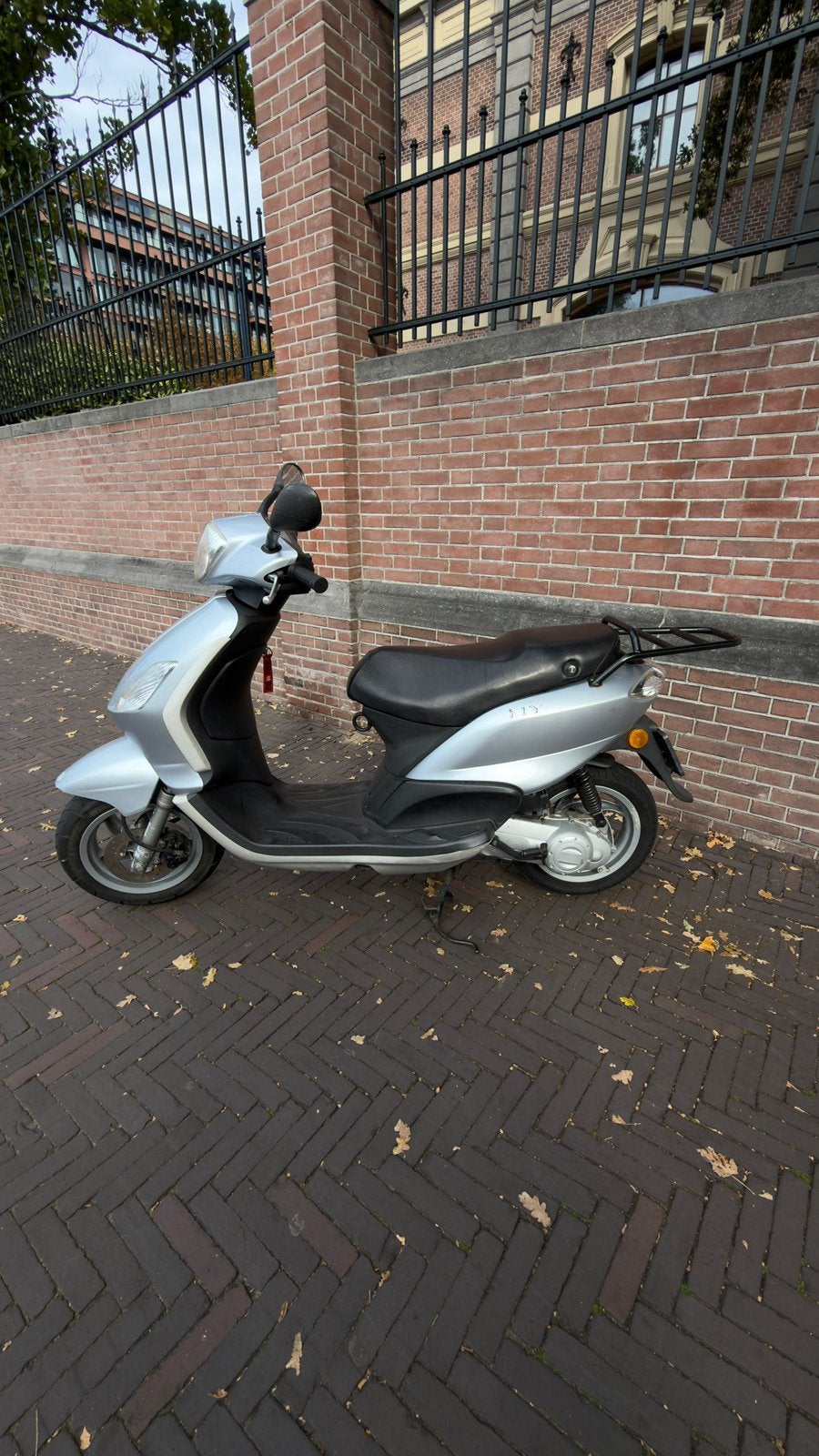 Foto 6 van Piaggio Fly 2T 2011 | Mag in Milieuzone | Weinig KM