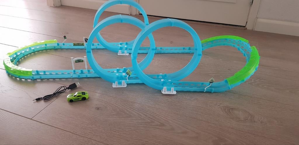Glow in the Dark Racebaan met Loopings t.e.a.b, Kinderen en Baby's, Speelgoed | Racebanen, Ophalen of Verzenden, Zo goed als nieuw