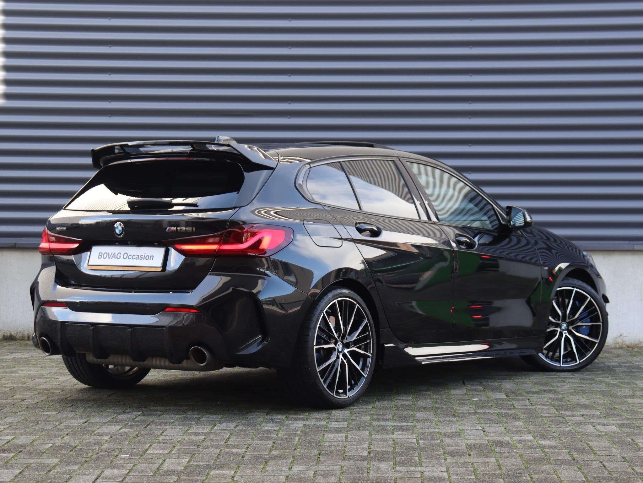 BMW 1-serie M135i xDrive | High Executive | Panodak | M Spor, Auto's, Gebruikt, 4 cilinders, Zwart, Bedrijf