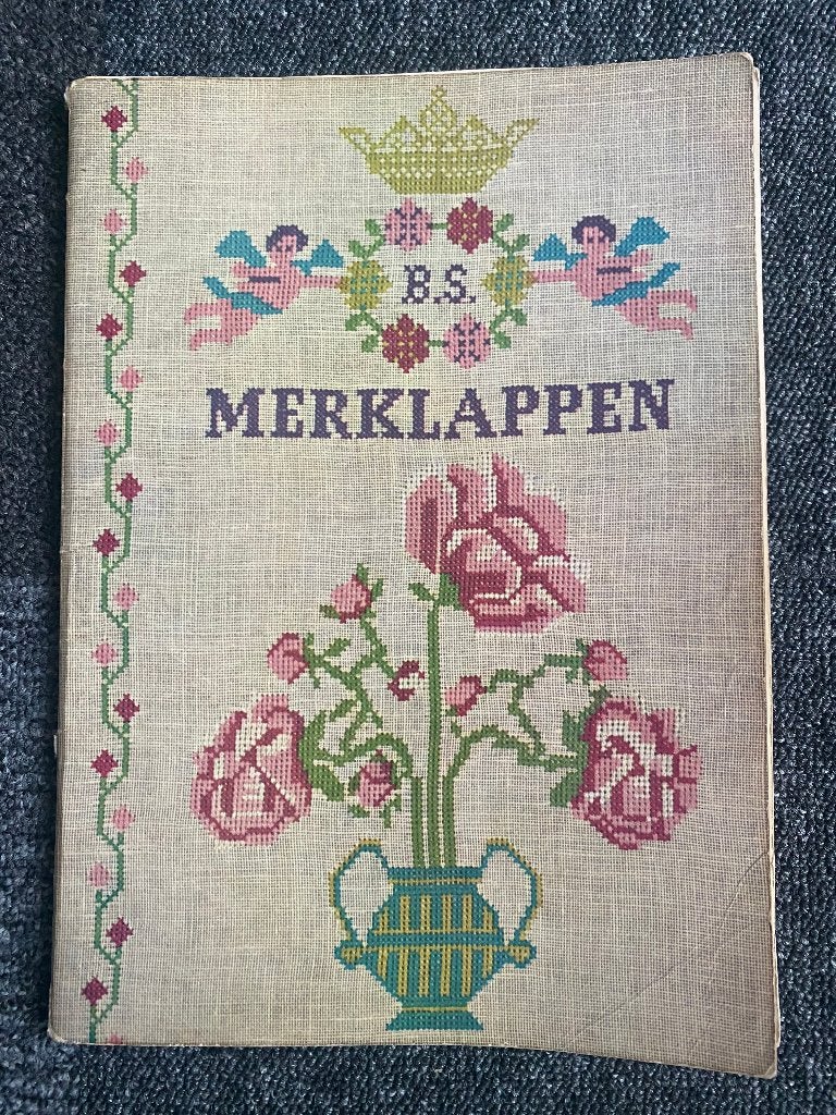 Vintage boek met borduurpatronen Merklappen, Hobby en Vrije tijd, Borduren en Borduurmachines, Ophalen of Verzenden, Zo goed als nieuw