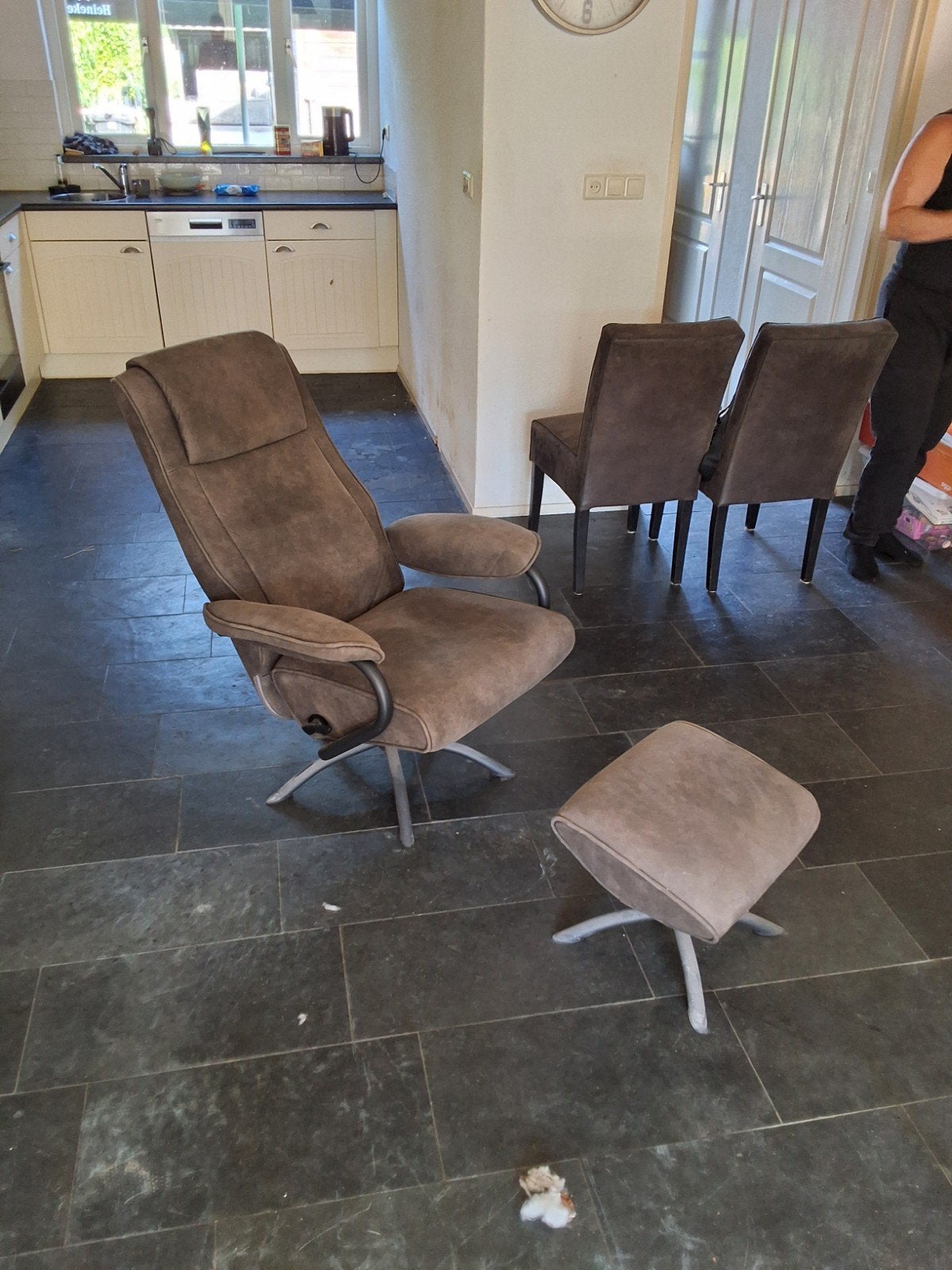Comfortabele relaxstoel met kruk - Bruin, Huis en Inrichting, Ophalen, Gebruikt, Modern comfort, 75 tot 100 cm
