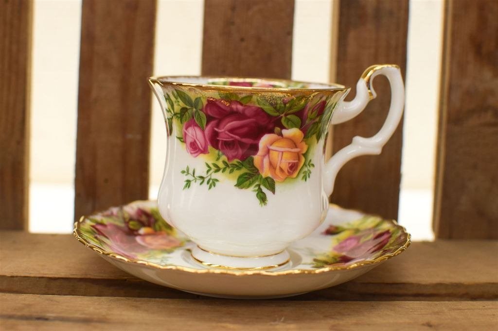 Royal Albert porseleinen kop en schotel 44017, Huis en Inrichting, Keuken | Servies, Gebruikt, Ophalen of Verzenden, Bord(en)