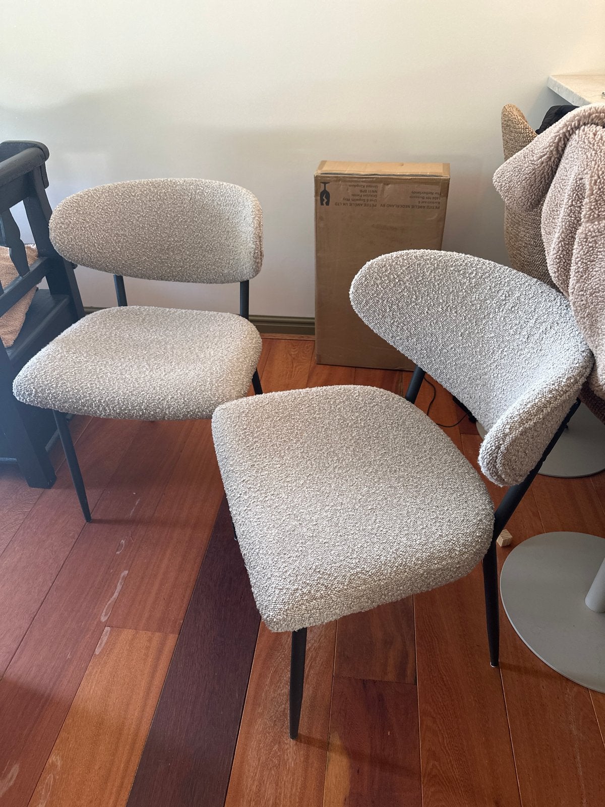 2 Karwei eetkamerstoelen bouclé stof, Ophalen, Twee, Overige kleuren, Zo goed als nieuw