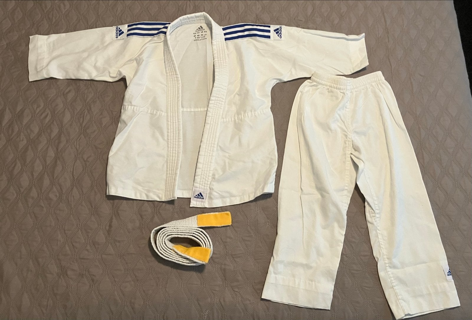Adidas Judopak Evolution 130/140 met gele band, Judo, Vechtsportpak, Maat L, Ophalen of Verzenden