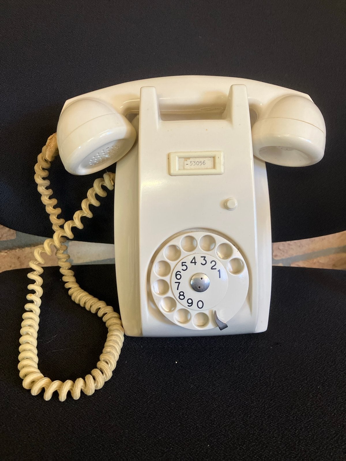 Vintage PTT Bakeliet wandtelefoon met draaischijf - Mei '61, Antiek en Kunst, Ophalen of Verzenden
