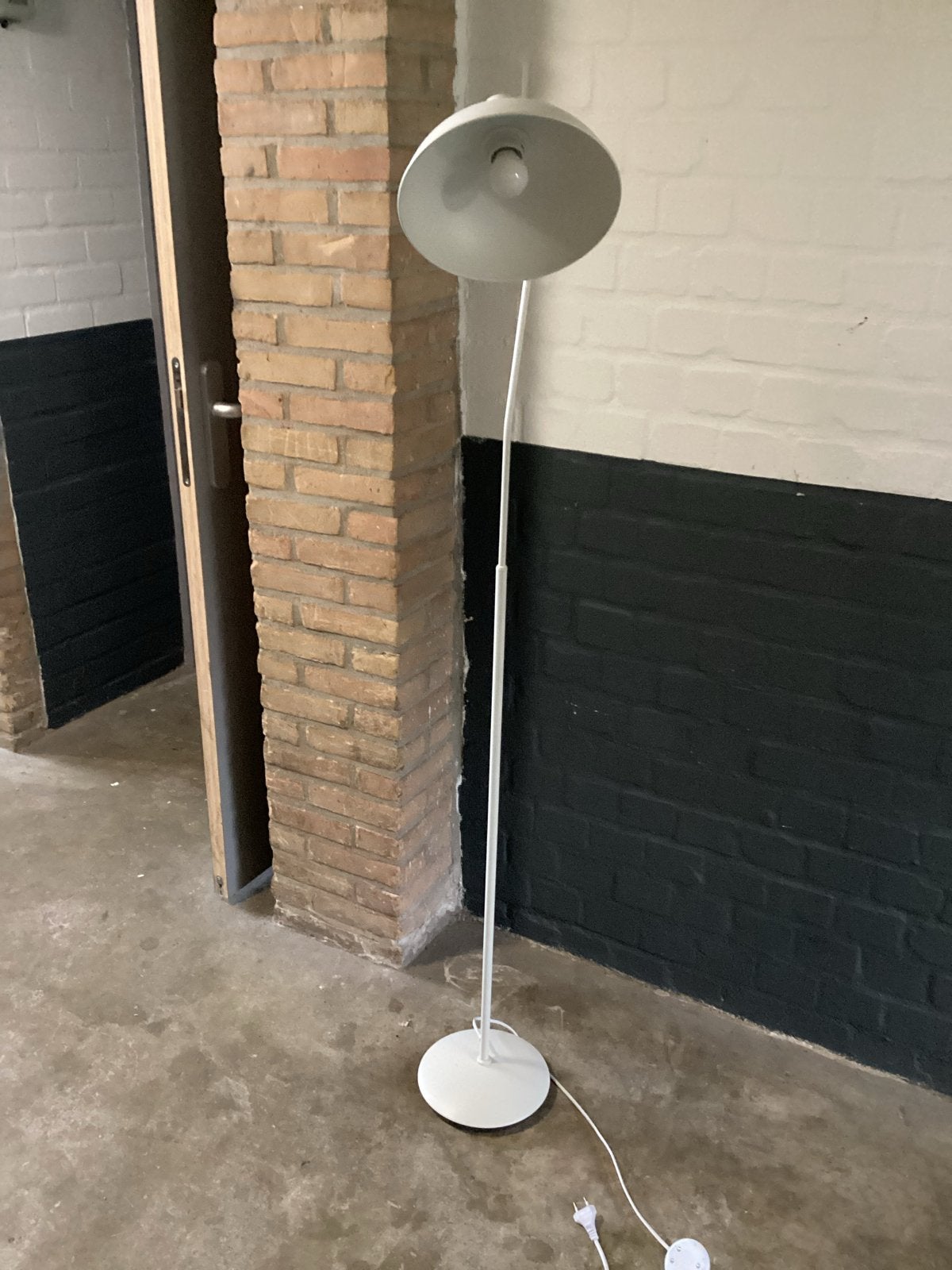 Witte staande lamp met verstelbare kap, zo goed als nieuw, Huis en Inrichting, Ophalen, Nieuw, E27 (groot), Metaal