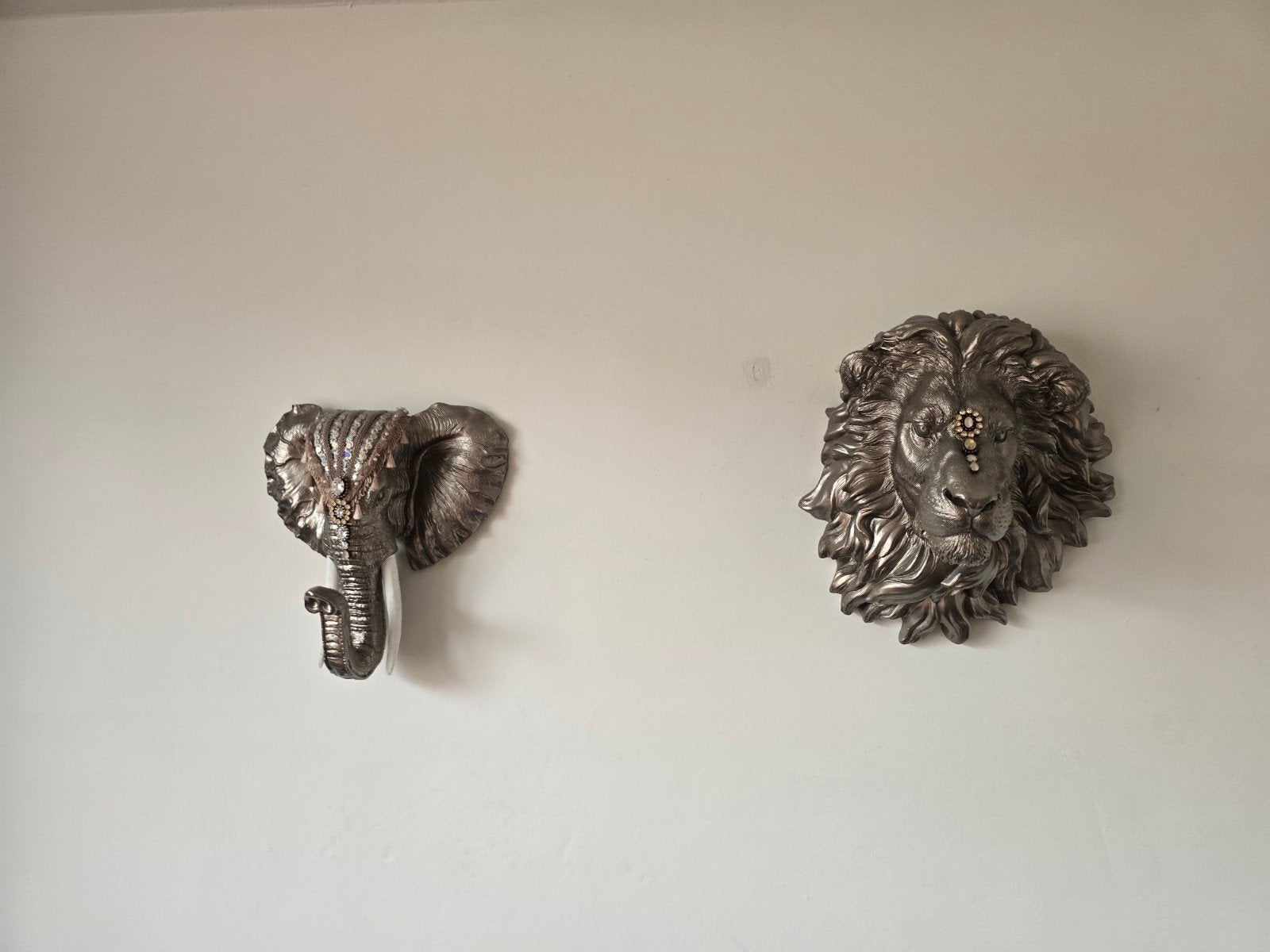 Wanddecoratie: Olifant en Leeuw Hoofden, Overige stijlen, Ophalen of Verzenden, Zo goed als nieuw, Metaal