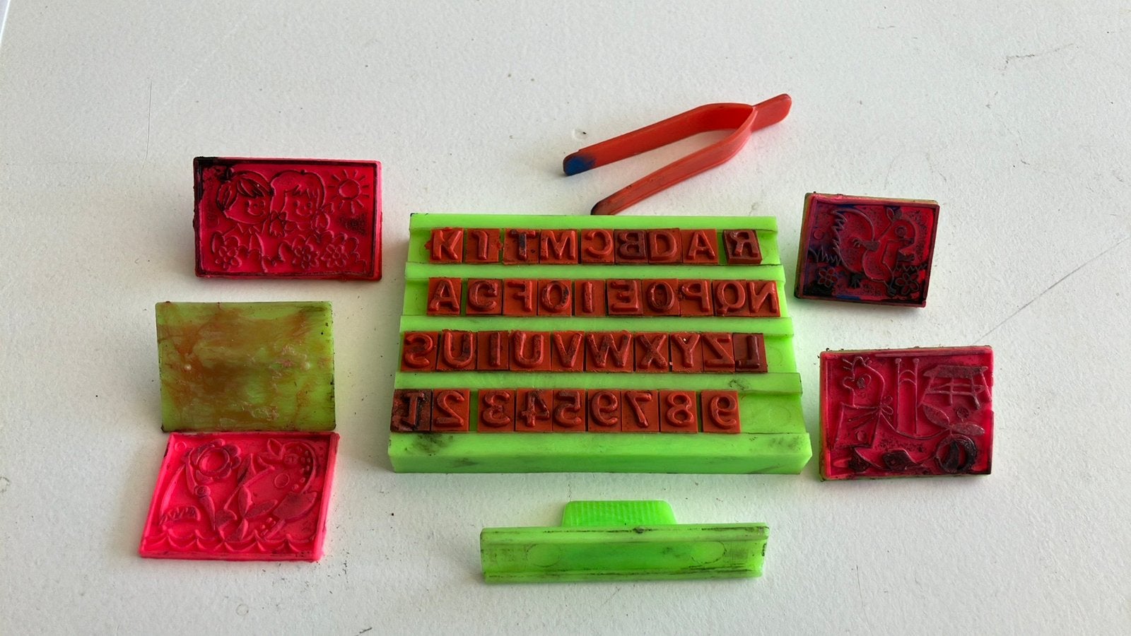 Vintage plastic stempelset met letters en stempels, Ophalen of Verzenden, Gebruikt, Overige typen