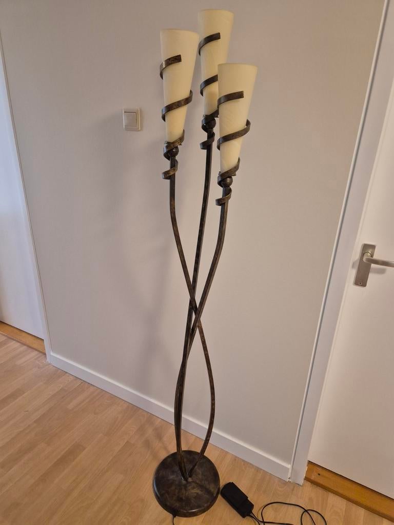 Elegante staande lamp met 3 kelken en metalen frame, Ophalen, Gebruikt, Glas, 150 tot 200 cm
