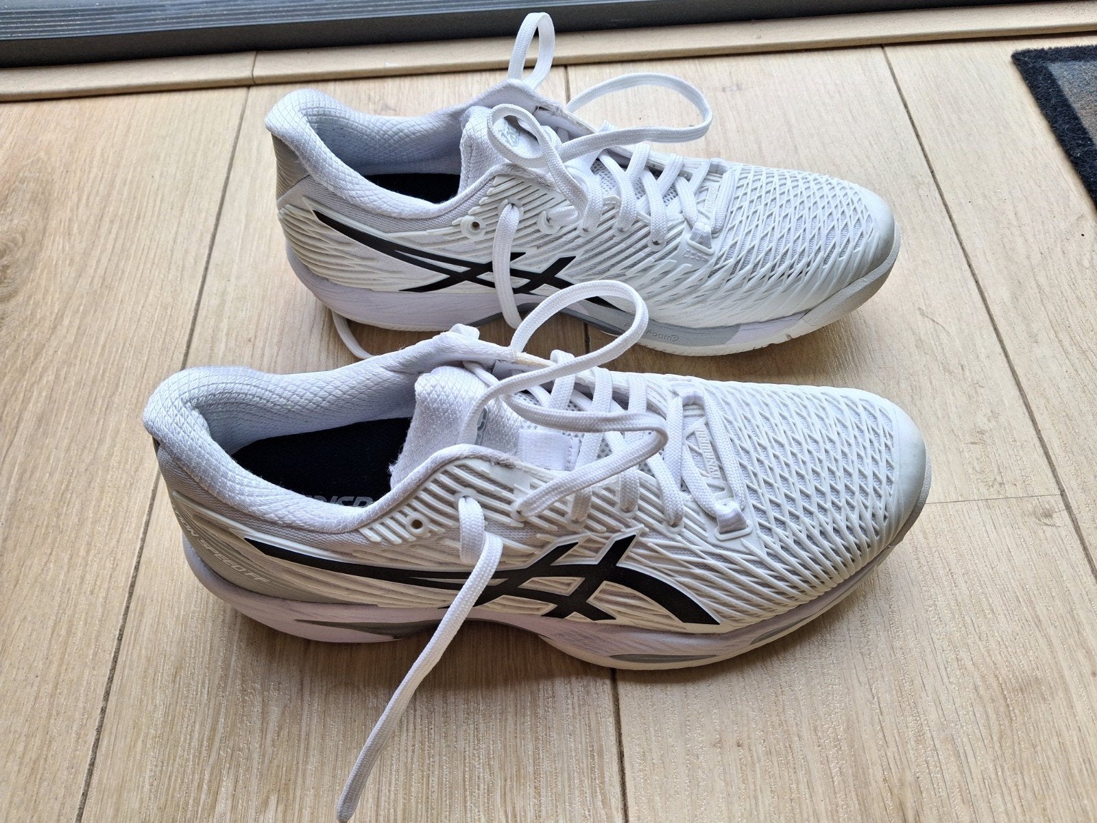 Asics indoor tennis schoenen dames maat 40, Ophalen of Verzenden, Gedragen, Asics, Wit
