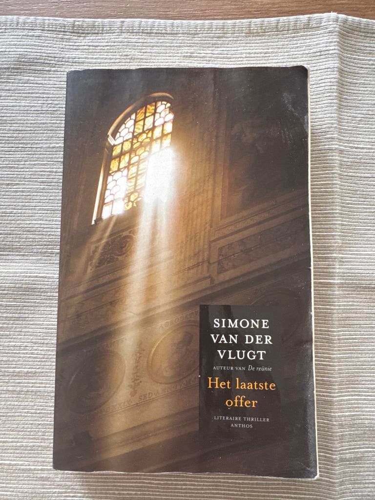Het laatste offer - Simone van der Vlugt (Literaire thriller, Boeken, Ophalen of Verzenden, Gelezen, Nederland