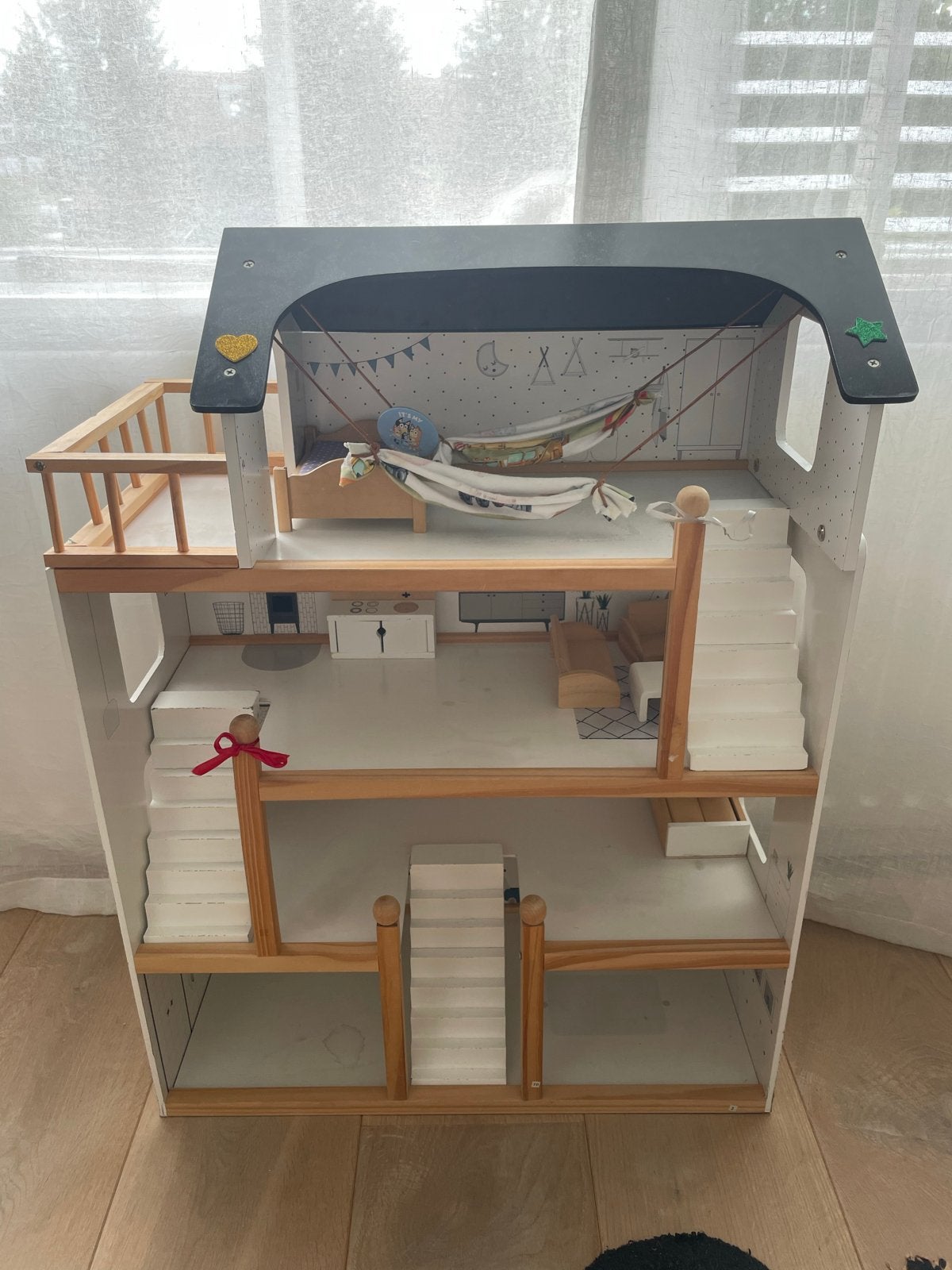 Houten Poppenhuis met Meubels Petit Amelie, Ophalen, Zo goed als nieuw, Poppenhuis