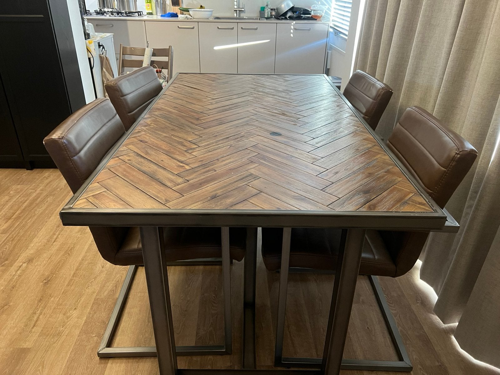 Donkerbruine visgraat houten tafel en 4 stoelen, Gebruikt, 50 tot 100 cm, 150 tot 200 cm, Vier personen
