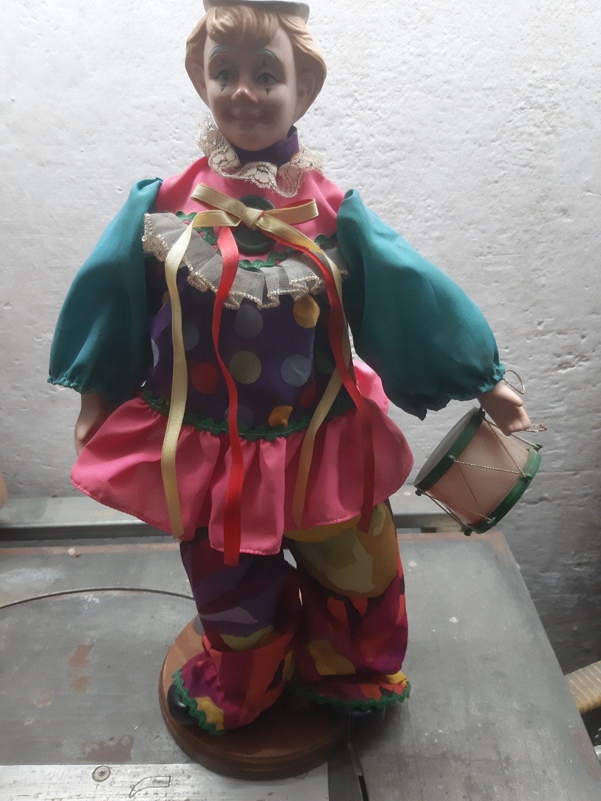 Porseleinen Clown Pop met Houten Sokkel - 42 cm, Ophalen of Verzenden, Gebruikt, Pop