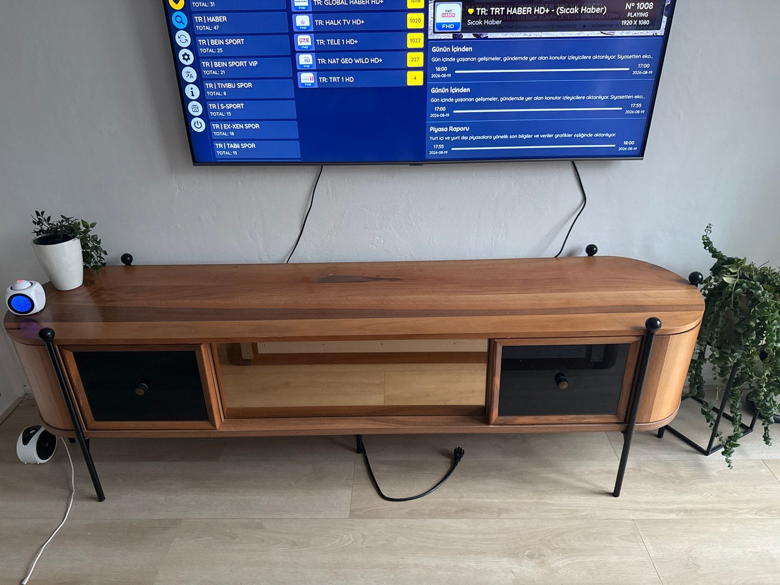 Stijlvol houten tv-meubel met metalen poten, Huis en Inrichting, Ophalen, Walnoten hout, Gebruikt, 200 cm of meer