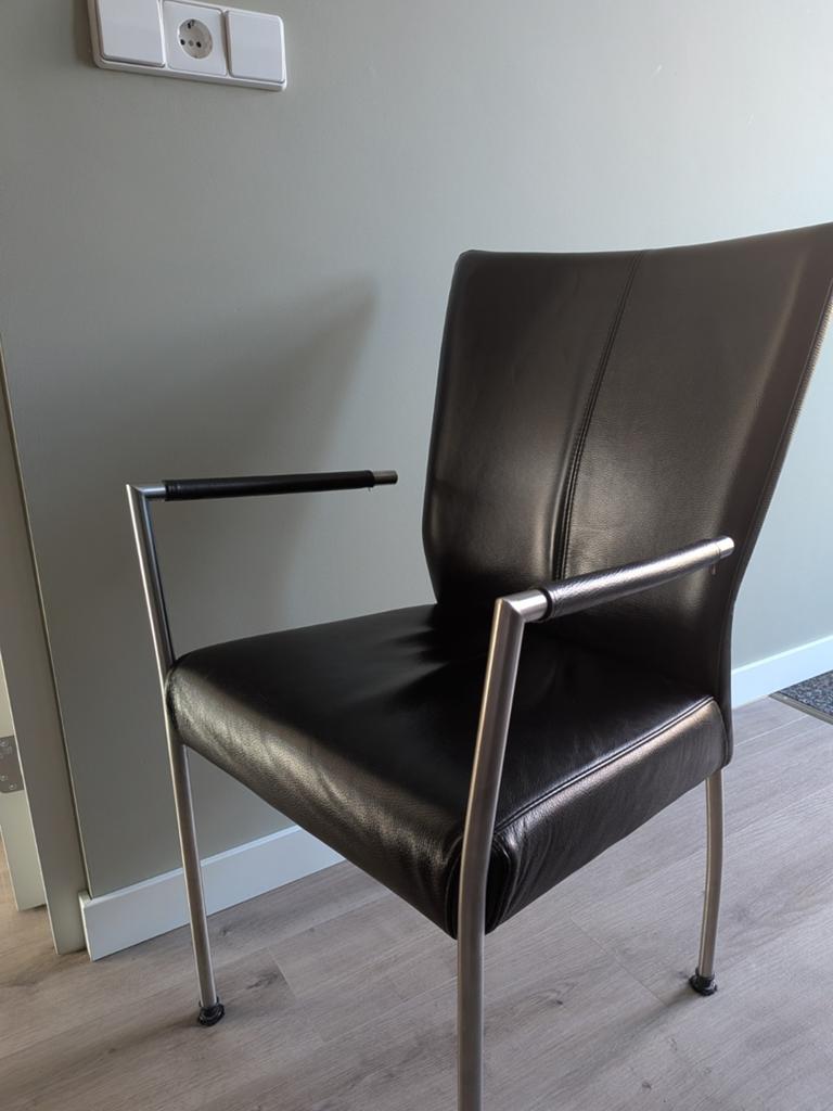 4 x dik lederen Goossens moderne stoelen met armleuning, Huis en Inrichting, Stoelen, Ophalen, Zwart, Leer, Zo goed als nieuw