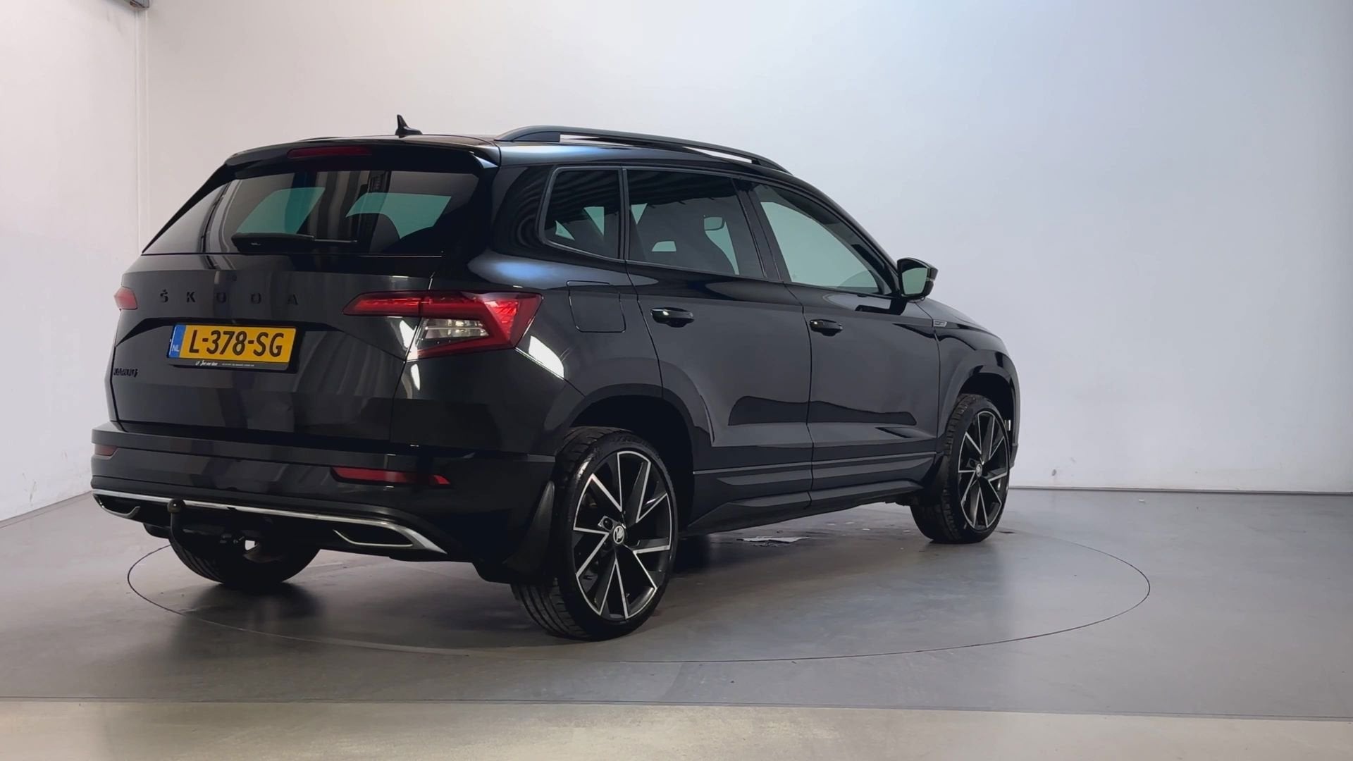 Skoda Karoq 1.5 TSI DSG ACT Sportline Business Panoramadak T, Auto's, Stof, 4 cilinders, Zwart, Bedrijf