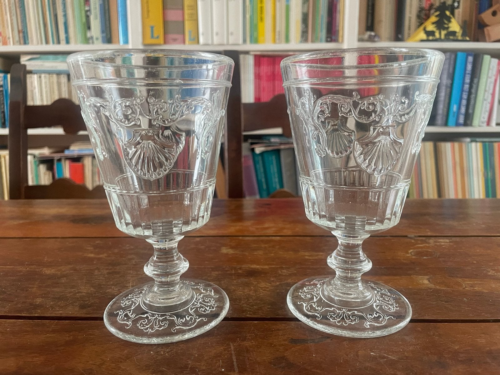 Set van 2 glazen met schelp- en bloemmotief, Ophalen of Verzenden, Gebruikt, Overige typen