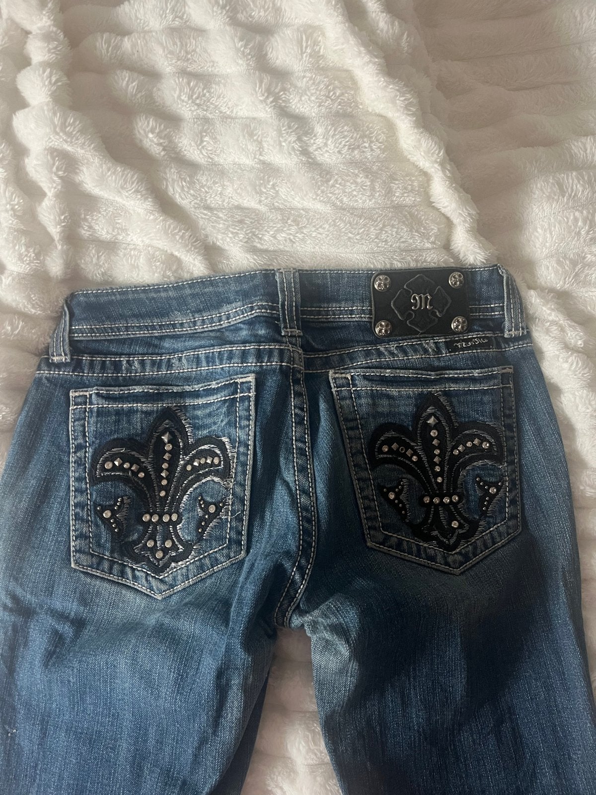Miss Me Jeans met Fleur de Lis en strass bootcut - Maat W28, Ophalen of Verzenden, Gedragen, Blauw, W28 - W29 (confectie 36)