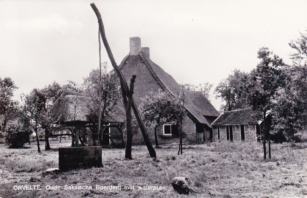 01521 Orvelte - Oude Saksische Boerderij met waterput - 1976, Verzamelen, Ansichtkaarten | Nederland, Verzenden, 1960 tot 1980