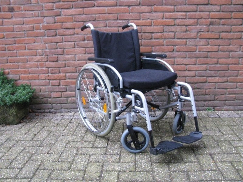 B en B rolstoel aluminium frame 47cm breed massieve banden, Diversen, Rolstoelen, Ophalen, Inklapbaar, Zo goed als nieuw, Duwrolstoel