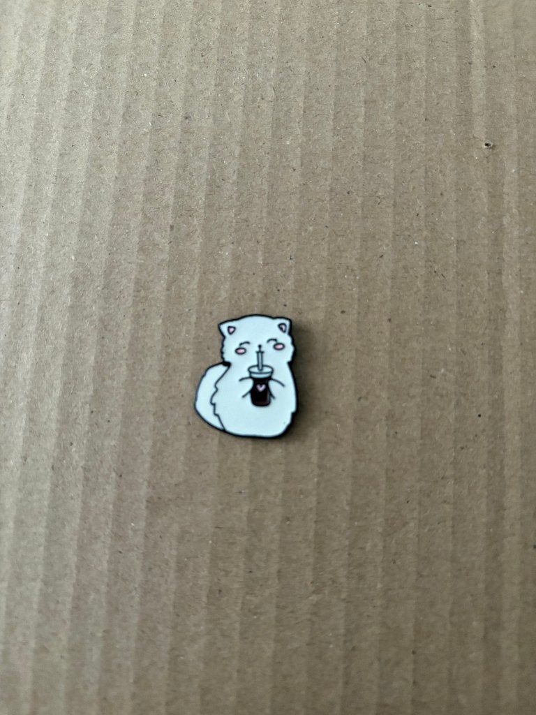 Pin/ brouche kat met drinken, Verzenden, Nieuw
