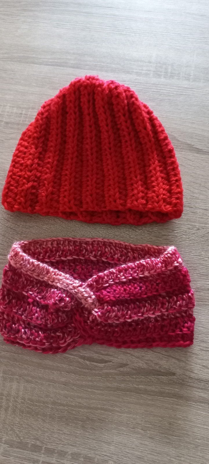 Rode gehaakte muts en roze hoofdband, Ophalen of Verzenden, Nieuw, Meisje, Muts