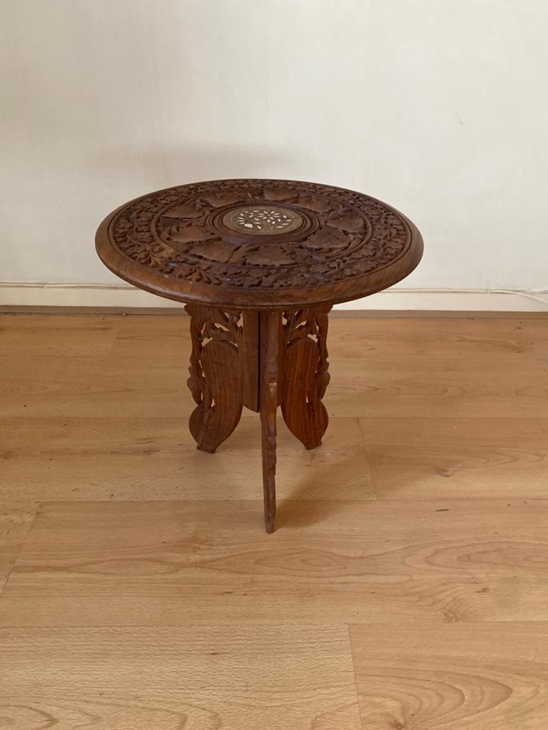 Prachtig handgesneden bijzettafeltje met inlegwerk, Ophalen of Verzenden