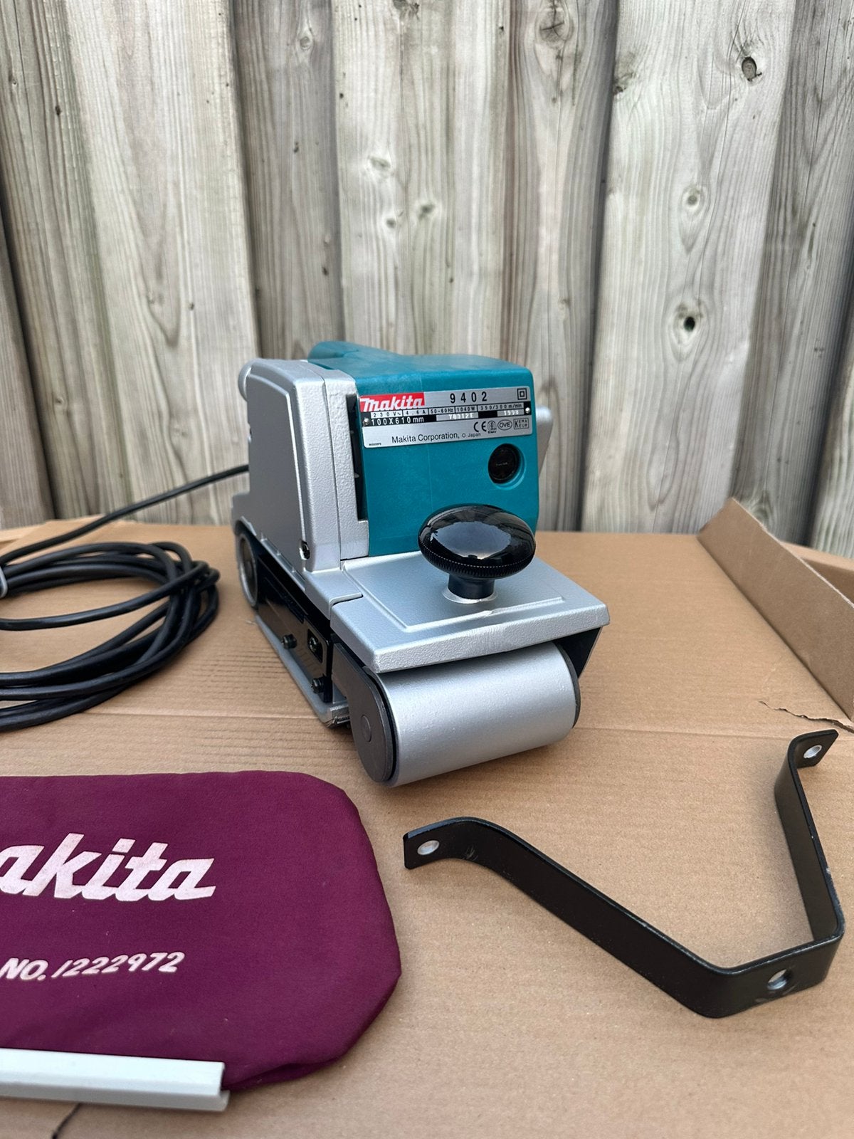 Makita 9402 Bandschuurmachine, Doe-het-zelf en Verbouw, Gereedschap | Schuurmachines, Ophalen, Zo goed als nieuw, 600 tot 1200 watt