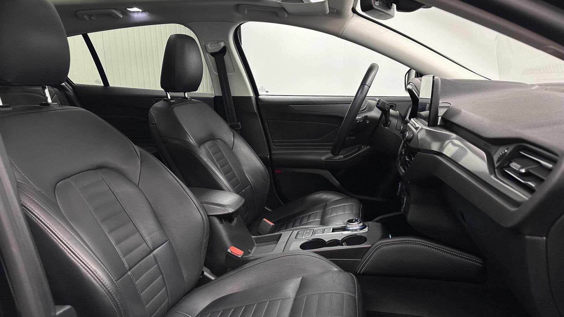 Ford Focus Wagon 1.0 EcoBoost Titanium Business PANO LEER CR, Auto's, 125 pk, Gebruikt, Zwart, 3 cilinders