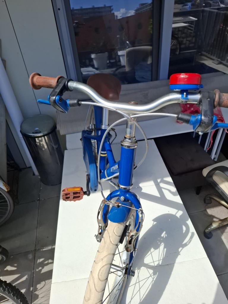 Blauwe B'TWIN kinderfiets 16 inch, Fietsen en Brommers, Fietsen | Driewielfietsen, Ophalen of Verzenden, Zo goed als nieuw