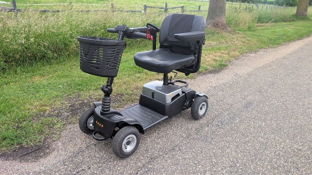 Scootmobiel Life & Mobility Vivo 4 | Demontabel, nette staat, Life and Mobility, 10 km/u of minder, Ophalen of Verzenden, 26 t/m 35 km
