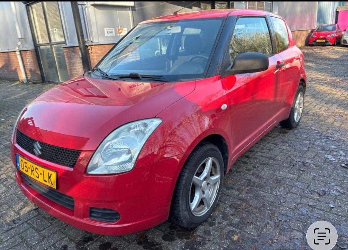 Suzuki Swift 1.3 3D 2005 Rood NIEUWE APK!, Auto's, Suzuki, 31 €/maand, Swift, Origineel Nederlands, Handgeschakeld