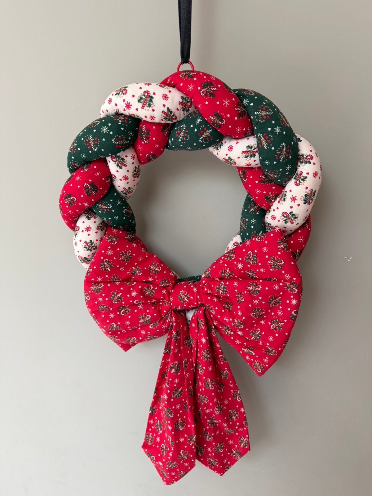 Handgemaakte stoffen kerstkrans gevlochten rood groen 33cm, Diversen, Ophalen of Verzenden, Zo goed als nieuw