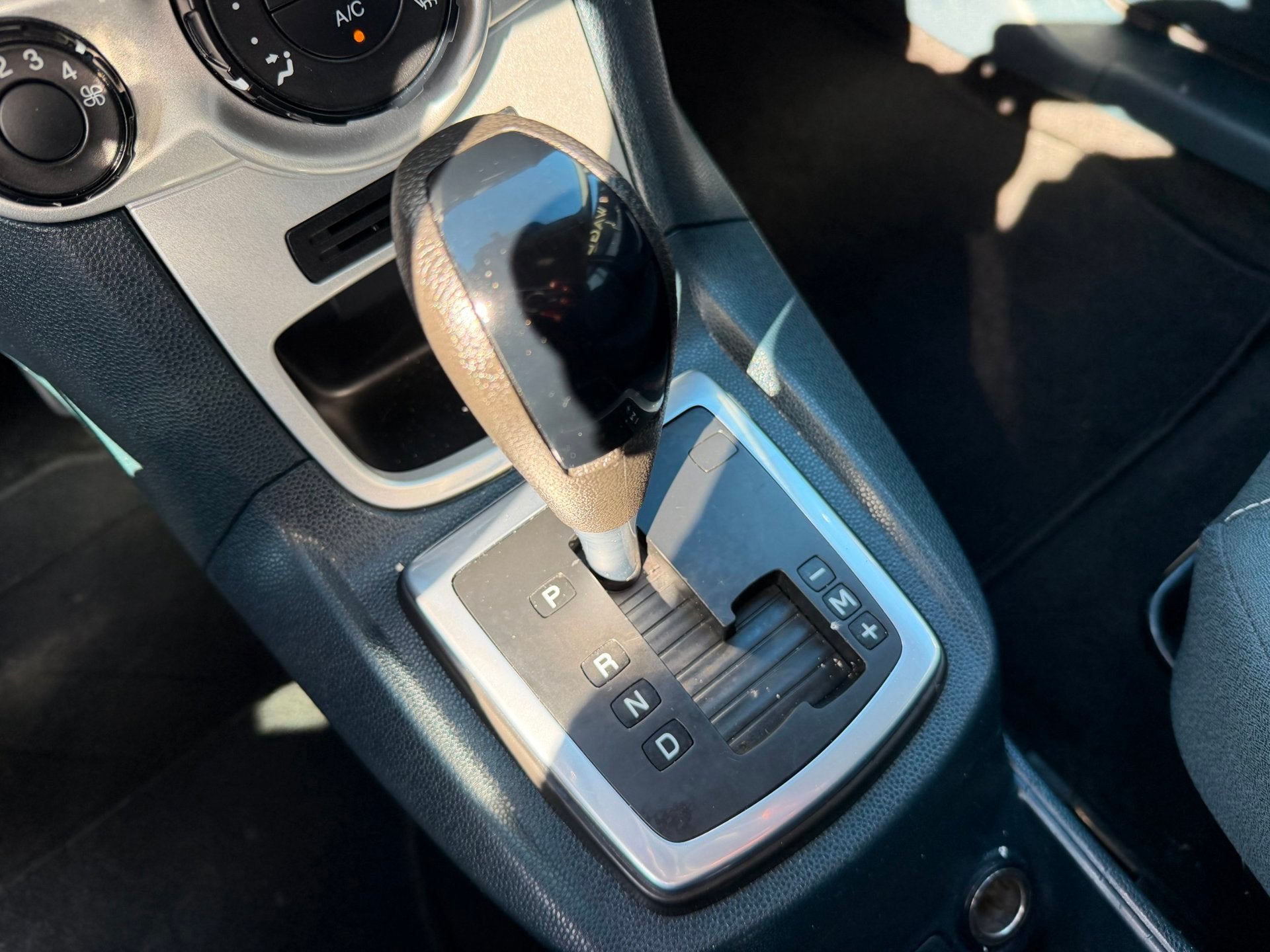 Ford Fiesta 1.4 Titanium AUT|Airco|Elektr pakket|New D-riem, Auto's, 4 cilinders, Zwart, Origineel Nederlands, Grijs