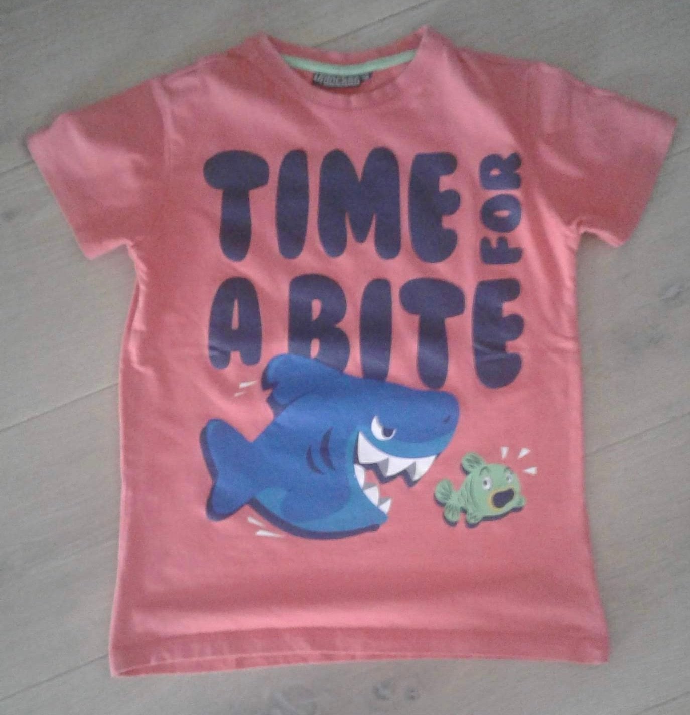 Roze shirt maat 152 met haaienprint 'TIME FOR A BITE', Ophalen of Verzenden, Zo goed als nieuw, Jongen, Shirt of Longsleeve