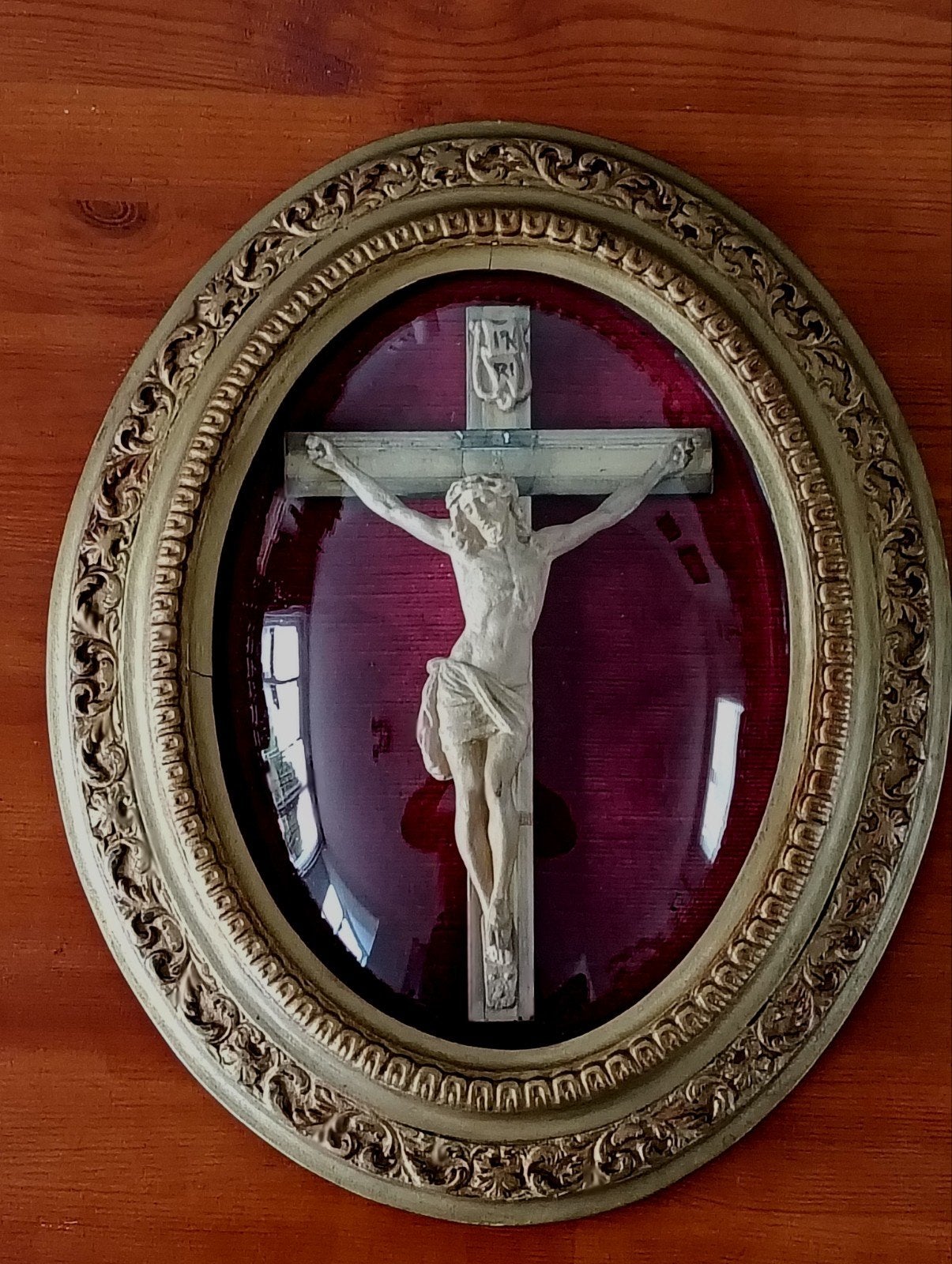 Antiek religieus crucifix onder bol glas, Antiek en Kunst, Ophalen of Verzenden