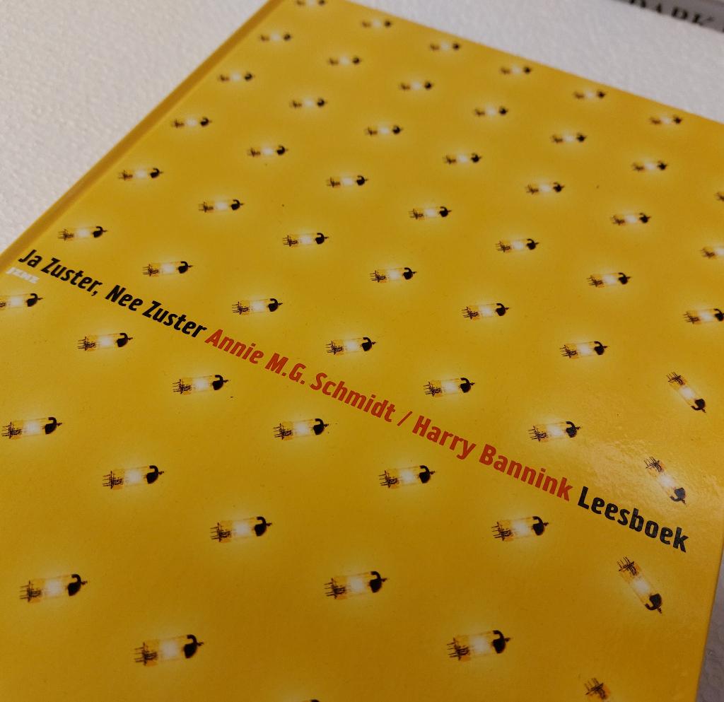 Ja Zuster Nee Zuster LEESBOEK met SONGTEKSTEN en foto's, Verzenden, Zo goed als nieuw, Tv-serie