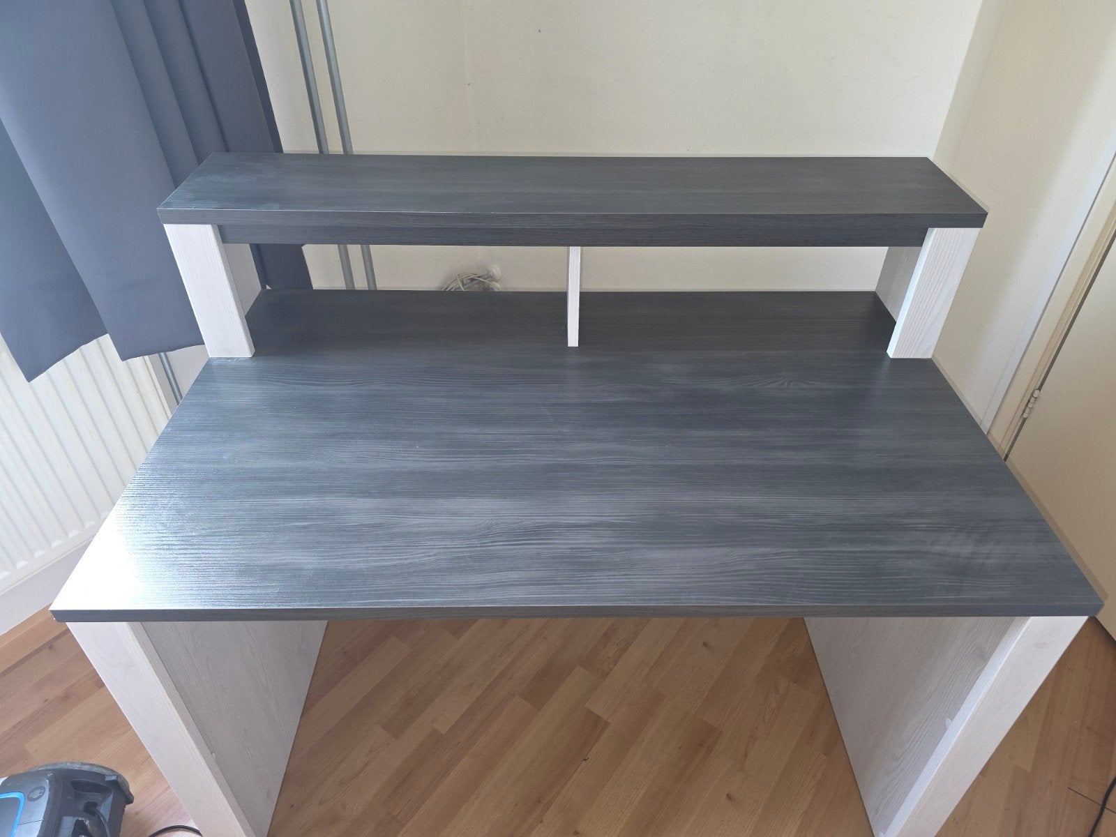 Modern bureau met opzetstuk - Grijs/Wit, Ophalen, Gebruikt, Spaanplaat of MDF, Grijs