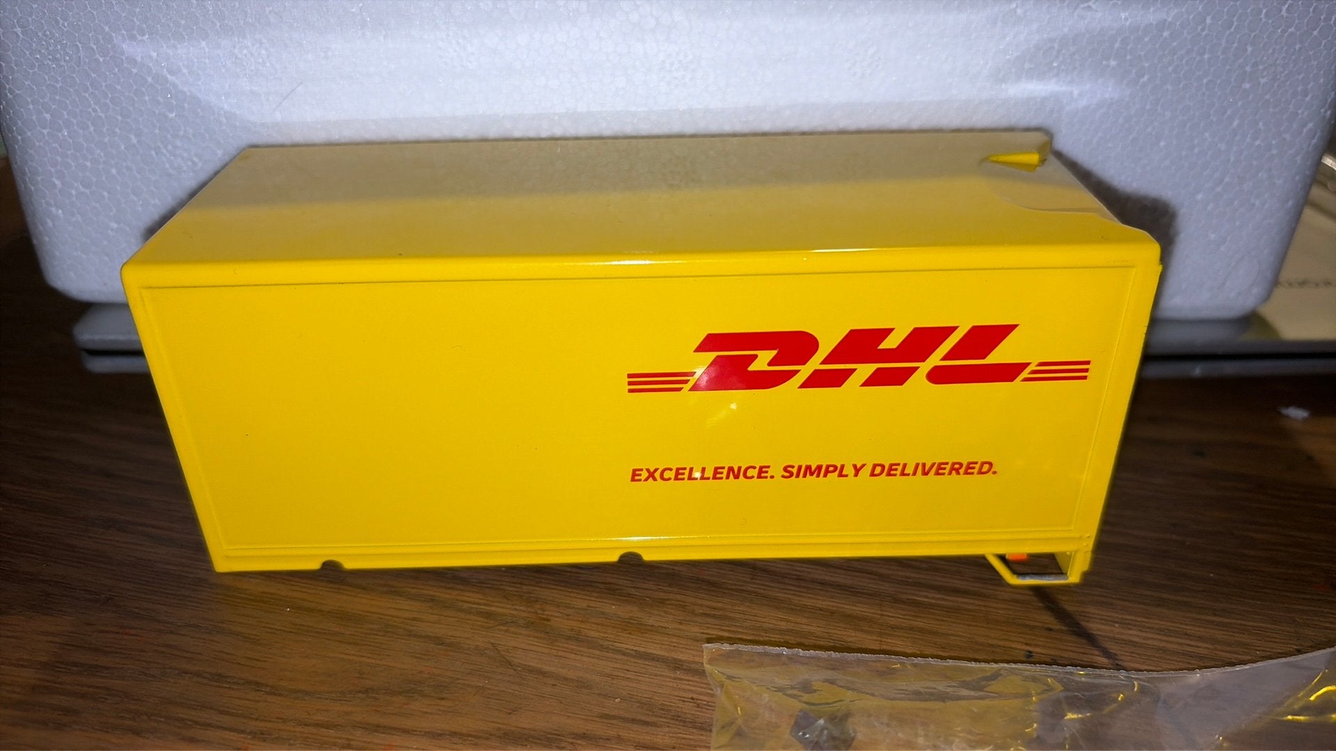 Dhl meubelbak. 1/50, Ophalen of Verzenden, Zo goed als nieuw, Bus of Vrachtwagen, Overige merken