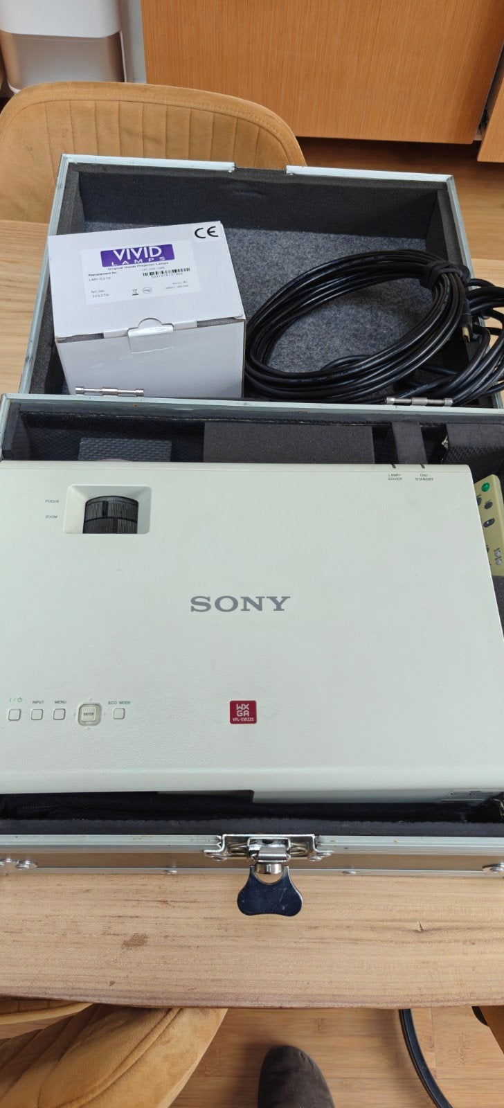 Sony VPL-EW225 WXGA Projector(zgan) in flightcase en hdmi, Ophalen of Verzenden, Zo goed als nieuw, LCD, Sony