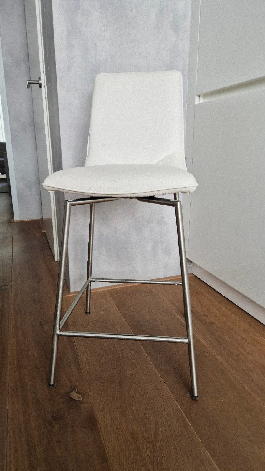 4 bar/keukentafelstoelen - 2 grijs, 2 wit (64cm zithoogte), Huis en Inrichting, Barkrukken, Ophalen