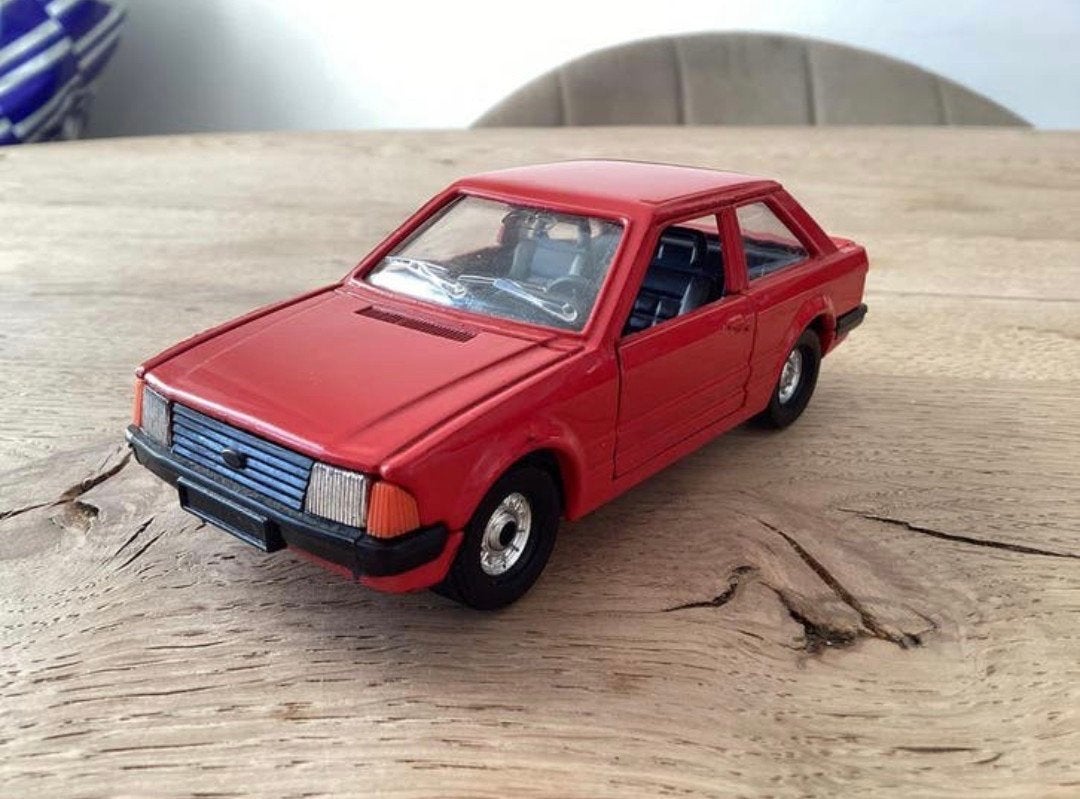 Corgi Ford Escort 1.3 GL 1:36 – jaren ’80, Hobby en Vrije tijd, Modelauto's | 1:32, Zo goed als nieuw, Auto, Corgi, Ophalen of Verzenden