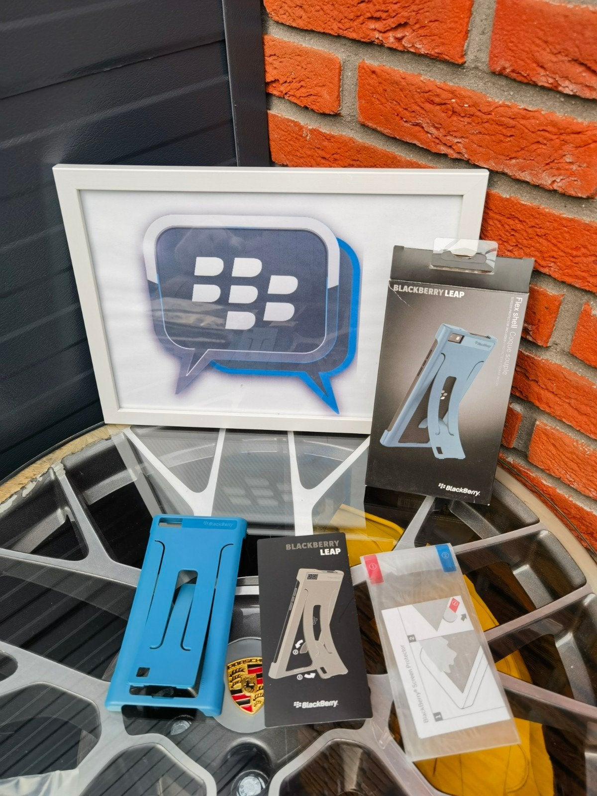Origineel lederen hoes voor blackberry leap 

Kleur : turq, Ophalen of Verzenden, Nieuw, Hoesje of Tasje