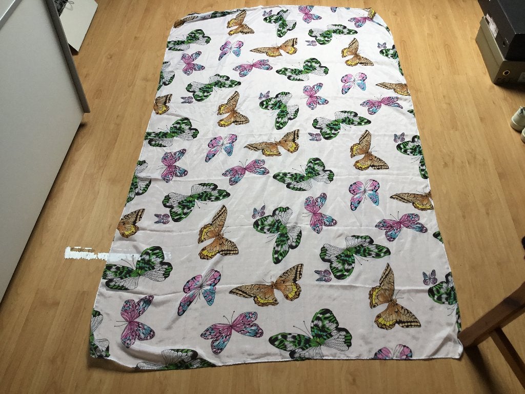 Mooie grote sjaal met vlinders. 1.08X1.78, Ophalen of Verzenden, Zo goed als nieuw, Maat 46/48 (XL) of groter, Sjaal