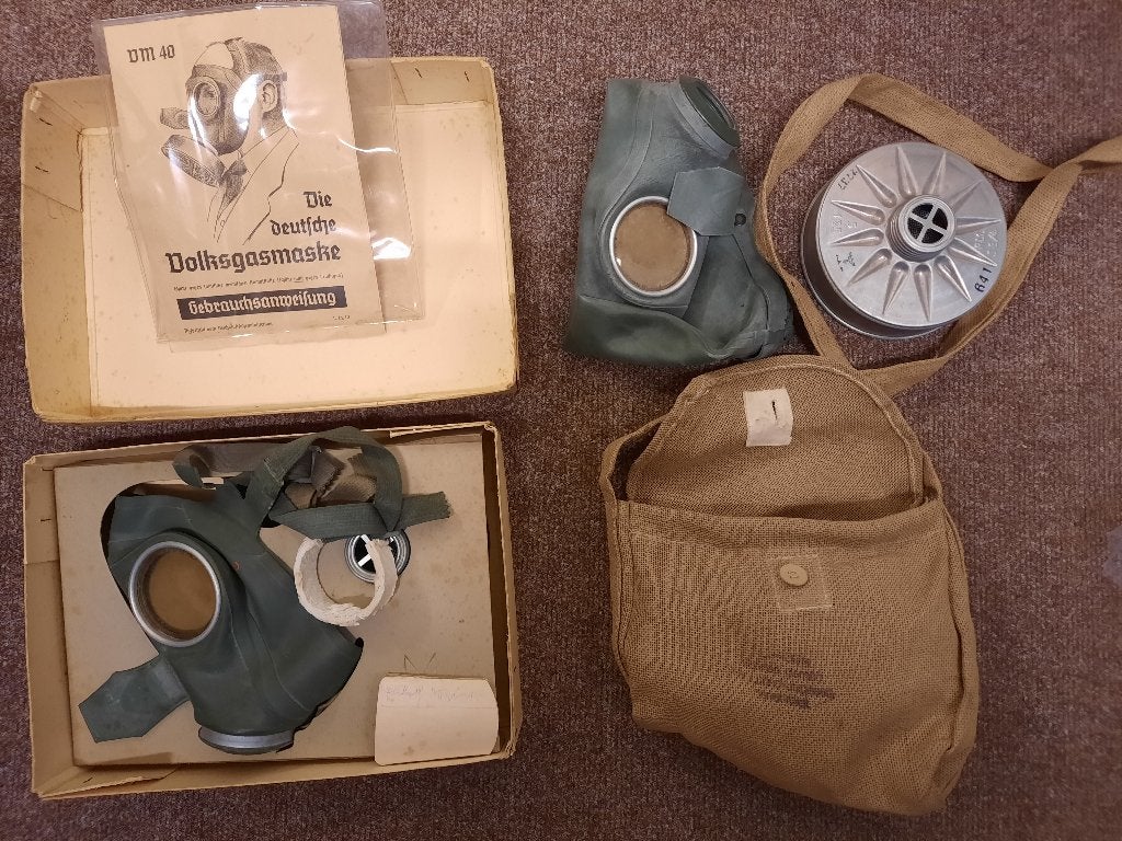 MINT Duitse gasmaskers Volksgasmaske WO2 VM37 VM40 original, Verzamelen, Verzenden, Duitsland